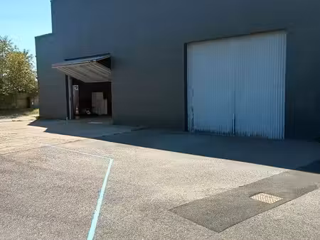 grand hangar fermé avec activité attenante en semaine par le propriétaire