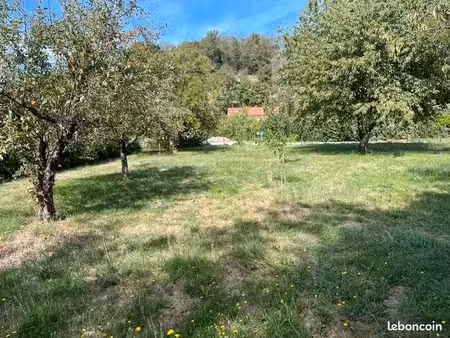 terrain constructible 1538 m2 viabilisé en bordure