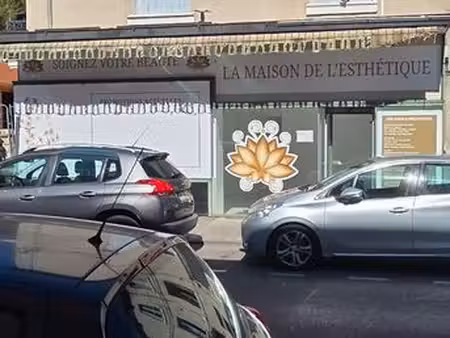 local commercial rénové de 30 m² – deux grandes vitrines