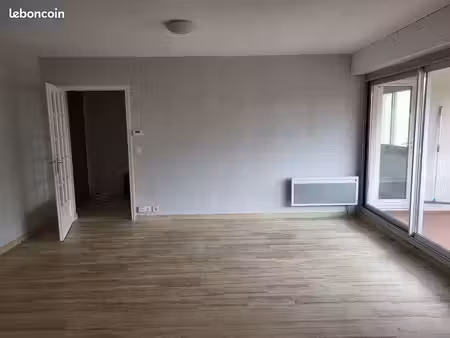 ? t2 46 5 m² – terrasse  parking  dernier étage – tram 5