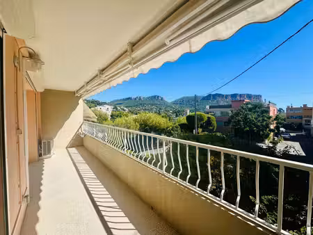 cassis la viguerie : t2 avec terrasse  apperçu cap canaill