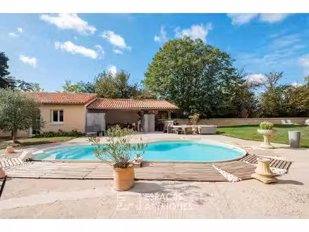 maison en pierre avec piscine et dépendances aménagées