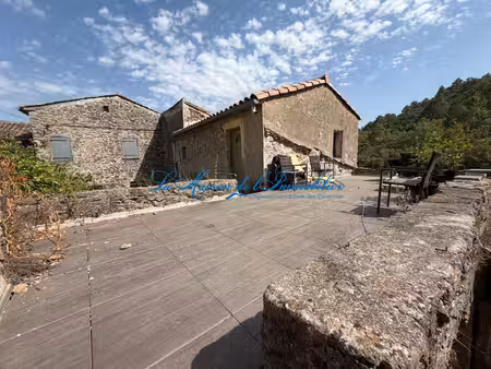 en fond d'impasse  avec vue sur les cévennes mas en pierres
