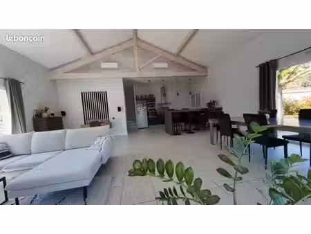 centre village  villa demi-niveau 121m2 dpe b terrain 1301m2 piscine et évolutive
