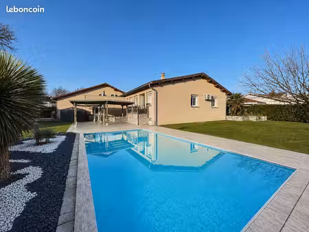 maison individuelle plain-pied + piscine + panneaux solaires