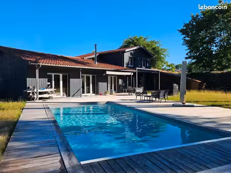 maison aux beaux volumes face à la forêt