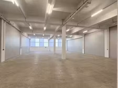 local 300 m² froges