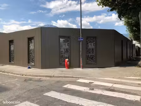 local professionnel 308 63 m² avec parking prive 10 places