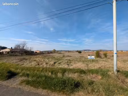terrain plat agricole avec eau
