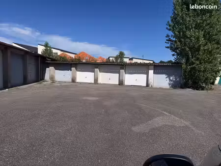 vend 3 garage entièrement louer
