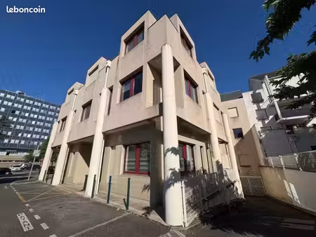 bureaux 1 151 m²
