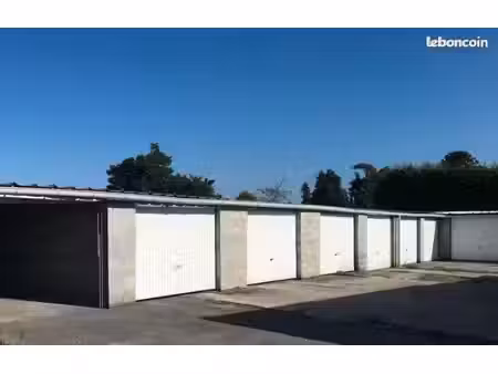 lot 25 garages + hangar camionnettes loués