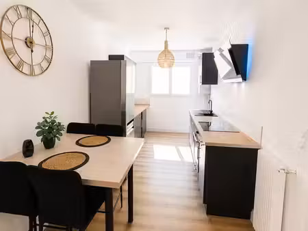 t2 entièrement rénové de 49 m2 - hyper centre de pau - vendu meublé-rdc