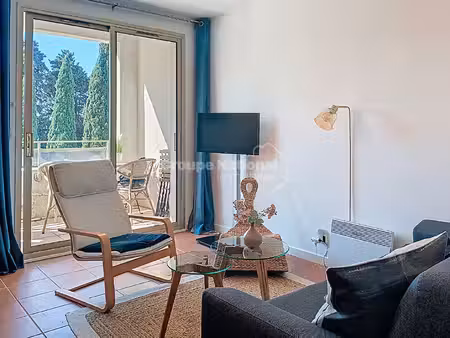 sainte-cécile-les-vignes studio meublé 39 m² avec balcon  parking et piscine