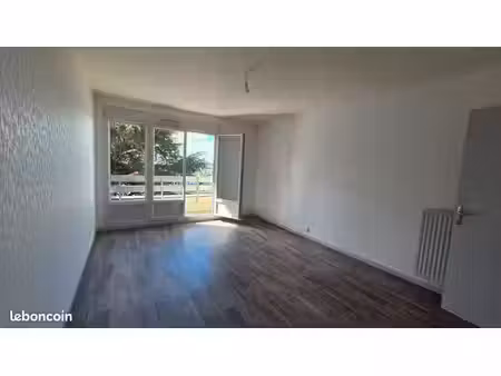 t2 42 m² avec balcon  cave et ascenseur