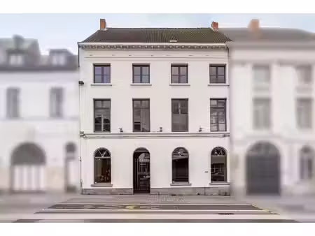 un bâtiment d'entreprise historique situé dans le centre d'a