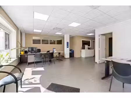 local commercial avec espace de bureaux à vendre à heist!