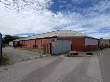 entrepôt exceptionnel de 3500 m² 4 entrees