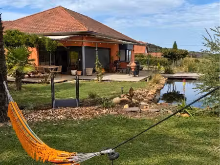 maison contemporaine 154 m² – 4 chambres – terrain 2 400 m² – bassin naturel – dpe a