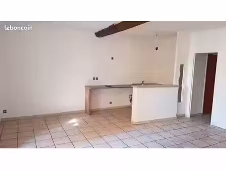 t2 de 45 m2 au 2e étage de centre de carpentras.proche de les commodités .a 15 minutes à p