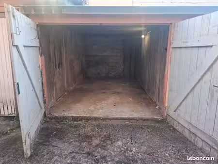 garage fermé dans une cour avec accès sécurisé