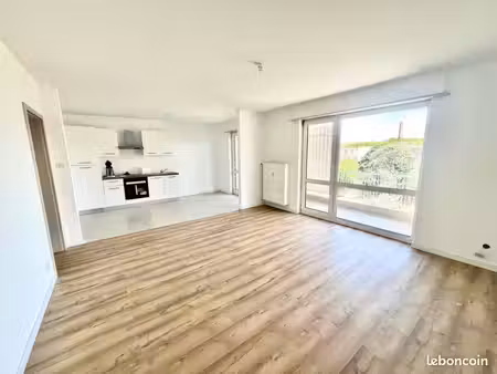 f4 rénové avec balcon