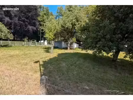 terrain 800 m² riville