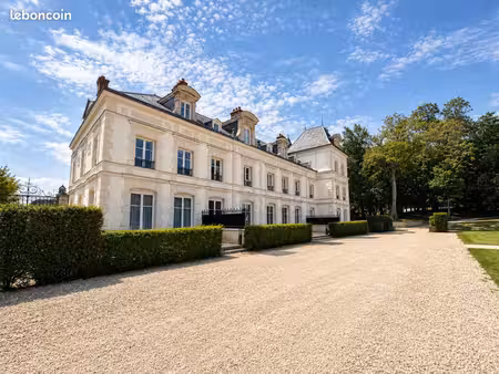 duplex 3 pièces dans un château - accès privatif par la tour  suite sous charpente  2 park
