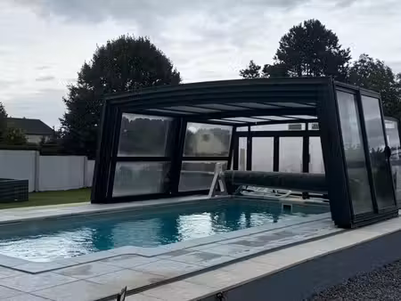 maison individuelle avec piscine couverte accolée à la maison sur 3100 m2 de terrain clôtu