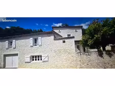 propriété en pierre de caractère