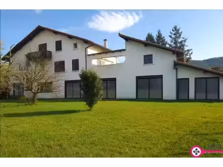 grand appartement t4 avec terrasse  jardin et stationnement