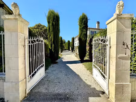 propriété du 19e - deux logements indépendants - piscine et terrain de 1 1 ha – estuaire d