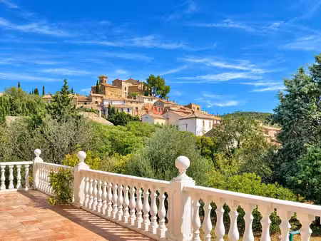 villa de style provençal  vue exceptionnelle  terrain 3000m2