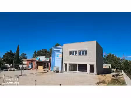 local commerciale et bureaux avec parking privatif parking sur la rn7
