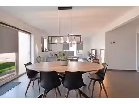 appartement au rez-de-chaussée avec 2 chambres à coucher prè