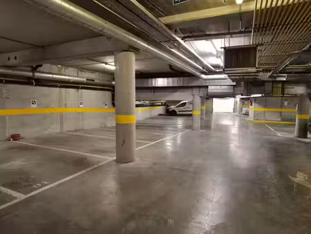 1 ou 2 parking intérieur sécurisé à woluwe-saint-lambert
