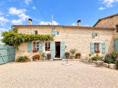 maison en pierre de 163 m² à aunac