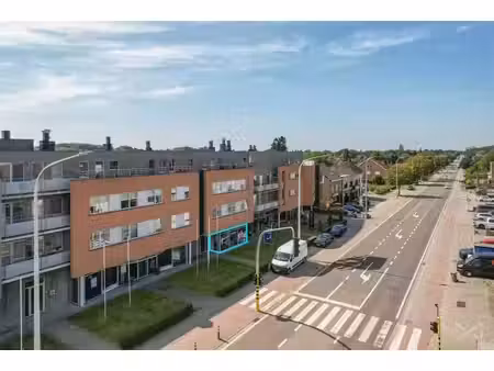 local commercial avec emplacement de parking dans un emplace