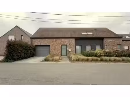 maison 3 façades avec grand garage  terrasse et 2 chambres.