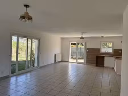 location maison à saint-laurent-sur-sèvre (85290) : à louer / 86m² saint-laurent-sur-sèvre