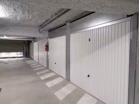 loué box fermé parking