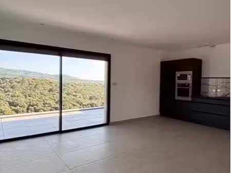 beau t3 lumineux avec terrasse dans un environnement calme