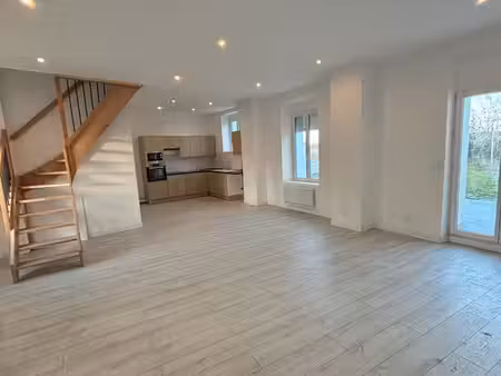 maison avec terrasse et jardin