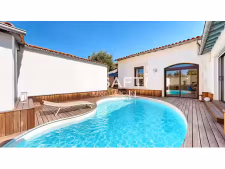 maison de ville atypique avec piscine et garage – cœur de ville au calme absolu