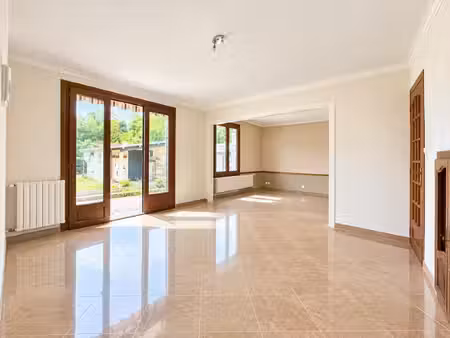 a cuffies 02  maison en pierre de 82 m2 avec dépendance et cave sur son terrain de 495 m2.