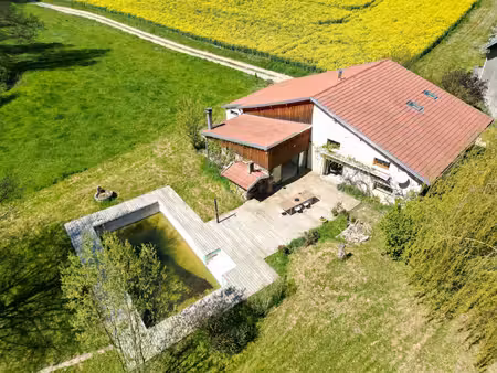 belle maison parfaitement rénovée au calme .