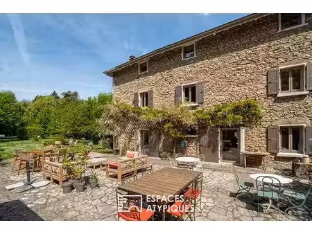 auberge de caractère fin xviiieme siècle entièrement rénovée avec jardin paysagé au coeur 