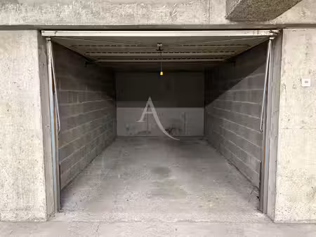 garage sécurisé avec porte automatisée et électricité