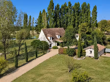 maison périgourdine entièrement restaurée avec piscine