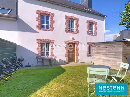 maison de ville quintin centre  5 chambres  petit jardin clos !